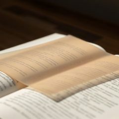 Bande de plastique translucide posee sur la page d un livre ouvert